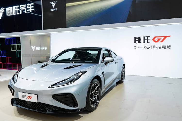 成都152哪吒汽车在智能汽车领域的表现，领途汽车在新能源汽车市场中的影响力